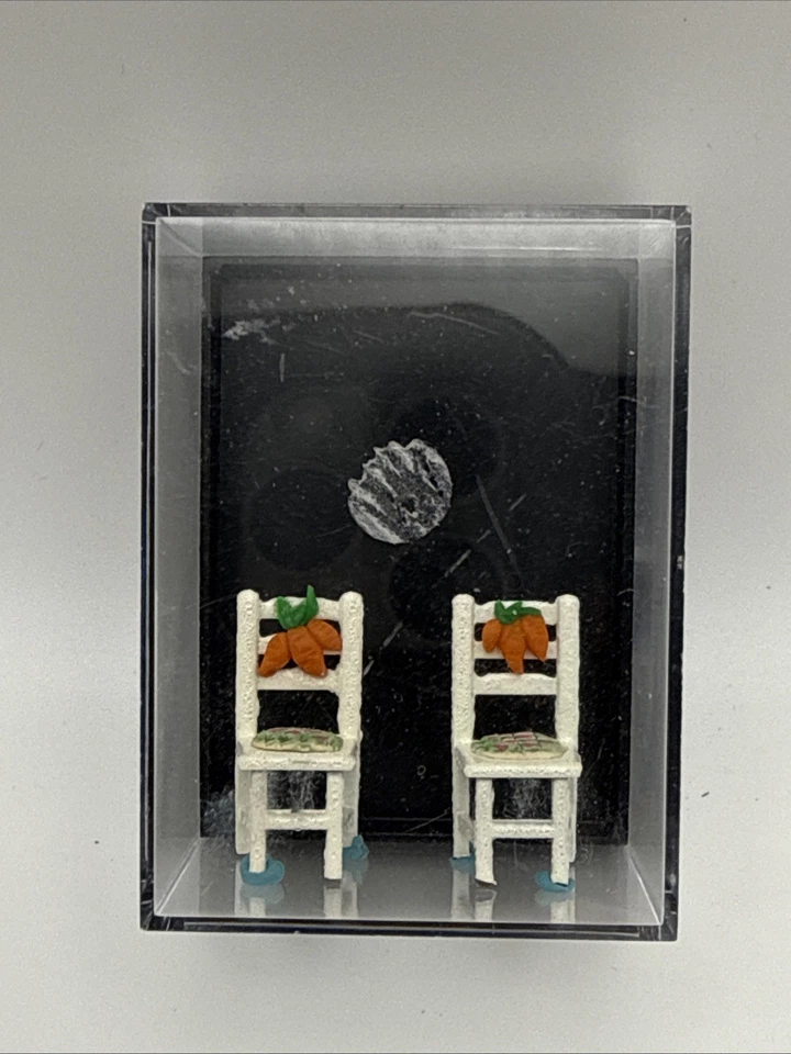 Conjunto de 2 cadeiras de cozinha miniatura para casa de bonecas brancas com cenouras e assentos florais - Imagem 1 de 4