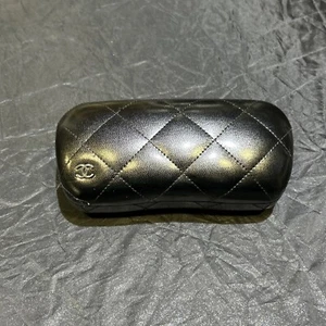 Chanel, schwarzes gestepptes gepolstertes Sonnenbrillenetui CC Logo groß - Bild 1 von 8