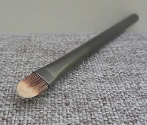 1x Urban Decay Eye Shadow Brush, Brand New! - Picture 1 of 5