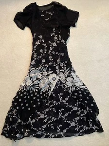 Damen langlagig schwarz weiß Blumenmuster Flowie Kleid kurzärmelig - Bild 1 von 12