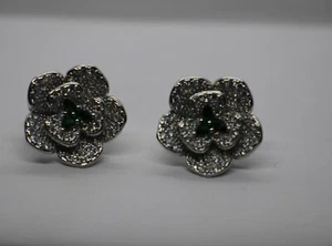 ORECCHINI CAMELIA FIORE ARGENTO ZIRCONI BIANCHI E SMERALDI CLIPS E PERNO MM 18 - Foto 1 di 6
