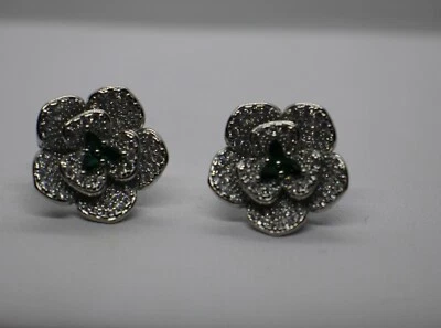 ORECCHINI CAMELIA FIORE ARGENTO ZIRCONI BIANCHI E SMERALDI CLIPS E PERNO MM 18 - Immagine 1 di 4