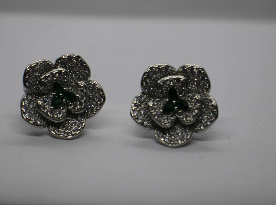 ORECCHINI CAMELIA FIORE ARGENTO ZIRCONI BIANCHI E SMERALDI CLIPS E PERNO MM 18 - Immagine 1 di 4