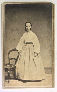 Antikes CDV Foto junges viktorianisches Mädchen Kleid Mode Gardner New York - Bild 1 von 3