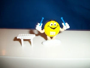 M&Ms XYLOPHONE Yellow FRENCH Pocket Surprise Figirine BAND MUSICIAN XYLOPHONIST - Foto 1 di 4