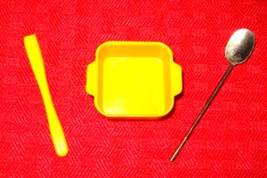 DE COLECCIÓN BARBIE PARA COLOR MAGIA MODA DIVERTIDO AMARILLO TAZÓN MANGO CUCHARA LOTE RARO! - Imagen 1 de 4