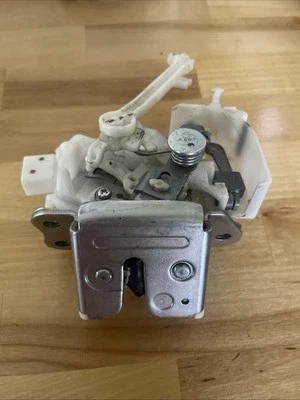 Actuador de bloqueo de pestillo puerta levadiza maletero hatchback Mitsubishi Mirage 2014-20. Genuino Foto 1 de 4