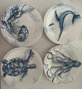 NUOVI 4 Pier 1 Ocean Icons Blu Bianco 8 7/8” Piatti Pranzo/Insalata Ocean Life - Foto 1 di 9