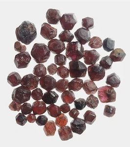 Lote de 50 piezas de cristales de granate almandina tamaño pequeño de 20 gramos de Afganistán - Imagen 1 de 12
