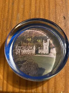 Daphne Pain Paperweight Cottage- Castle - England Vintage - Picture 1 of 2