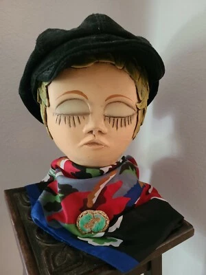 PIN de filigrana de jadeíta verde tallado chino vintage besos/koi años 40. Foto 1 de 4