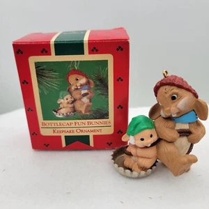 Vintage Hallmark Keepsake adorno de Navidad 1985 gorra de botella divertidos conejitos - Imagen 1 de 7