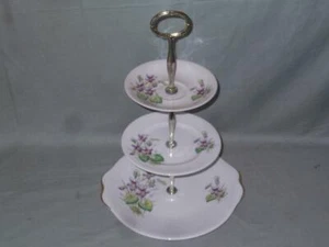 Royal Albert Fiore del Mese 3 Livelli Hostess Cake Piatto Stand Febbraio Viola - Foto 1 di 1