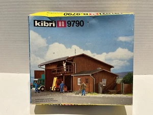 HO - Almacén Kibri B-9790 con trabajador adicional, carretilla elevadora y préstamo de ruedas - NUEVO - Imagen 1 de 3