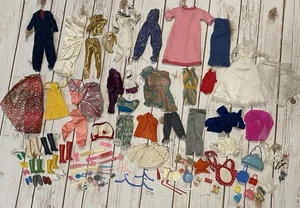 Vintage Barbie Kleidung Zubehör Paket 100+ Teile Kleider Shirts Hosen Schuhe Geldbörsen - Bild 1 von 24