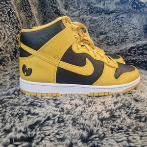Nike Dunk High Wu-Tang Clan 🟡⚫️ Größe UK 8 US 9 - Brandneu - Schneller Versand 📦  - Bild 1 von 11