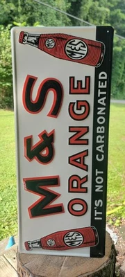 Letrero de metal en relieve vintage M&S Orange Soda Foto 1 de 4