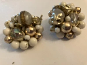 VINTAGE ESTATE WHITE AND GOLD TONE CLUSTER BEAD CLIP ON EARRINGS - Picture 1 of 2