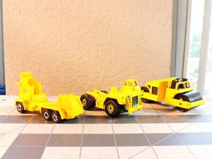 Lote de 3 piezas de camiones de construcción Hot Wheels: rodillo de carretera/mezclador de cemento/camión de volteo - Imagen 1 de 9