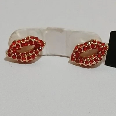 Brincos pequenos de lábios de strass vermelho tom dourado Banana Republic  - Imagem 1 de 4