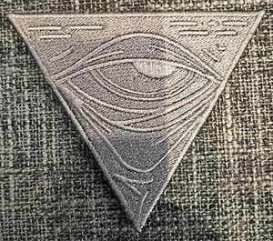 Parche variante gris fósforo blanco "como arriba so abajo" - Imagen 1 de 2