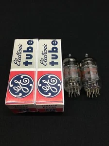 PAR DE TUBOS DE VACÍO DE AUDIO VINTAGE GE 12AU7A ECC82 etiqueta roja probados 10.8493 - Imagen 1 de 3