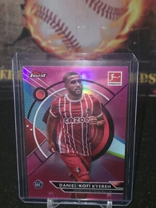 2022-23 Topps Finest Bundesliga #64 Daniel-Kofi Kyereh RC Rosa Refractor #/300 - Imagen 1 de 2