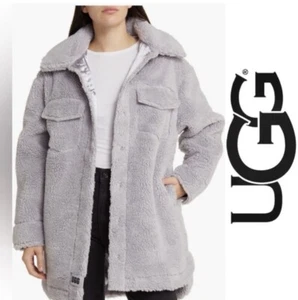NUEVO CON ETIQUETAS $228 UGG Frankie UGGfluff Camisa Chaqueta Calce Grande Gris/Púrpura W’s Mediano - Imagen 1 de 8