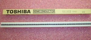 QTY (100) RN1403 TOSHIBA S-MINI 22K Ohm SILIZIUM NPN EPITAKTISCHTRANSISTOREN - Bild 1 von 4