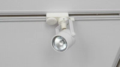 8 Stück 3Phasen Strahler weiß jeweils 20 Watt Halogen (Umbau auf 12 Volt Lampen) - Bild 1 von 4