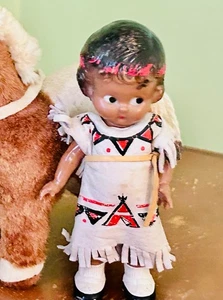 Muñeca nativa americana vintage, Knickerbocker, plástico duro, niña, 6" - Imagen 1 de 8
