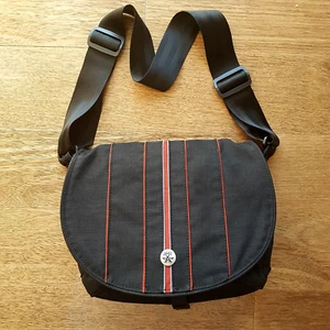 EUC Crumpler SUNDAY BRUNCH 30cm wide Messenger Bag Black Red Shoulder Street Bag - Picture 1 of 15