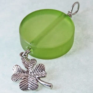 Tesoros recuperados--Simple colgante de trébol de cuatro hojas de San Patricio por SoniaMcD - Imagen 1 de 10