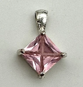 Ciondolo zirconi rosa tono argento - larghezza,5" x 0,75" dall'alto verso il basso - Foto 1 di 4