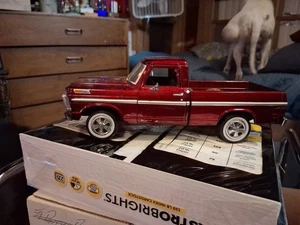 1969 FORD F-100 PICKUP TRUCK BURGUNDY 1/24 DIECAST MODELLAUTO VON MOTORMAX 79315 - Bild 1 von 6