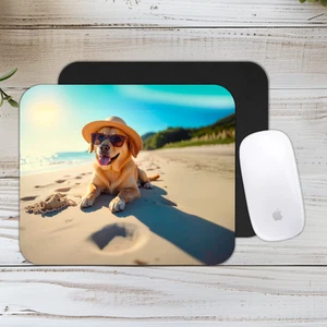 Hochwertiges Mauspad – Lustiger Hund mit Sonnenbrille und Hut am Strand - Bild 1 von 3