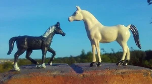 2X !!! PFERD HORSE CHEVAL KUNSTSTOFF 70ER VINTAGE WIE HAUSSER ELASTOLIN FOHLEN - Bild 1 von 4