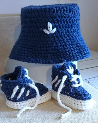 SOMBRERO CUBO GANCHILLO BEBÉ Y ZAPATILLAS BEBÉ NOMBRE HECHO A MANO ZAPATILLAS AZUL TEJIDO  Foto 1 de 4