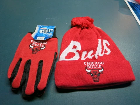 NEW CHICAGO BULLS NBA Licensed snow cap/beanie and glove set FREE SH Cover