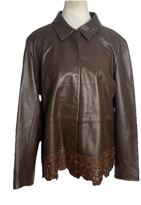 Chaqueta Denim & Co. Cuero Marrón Botón a Presión Detalle Encaje Perforado Talla Grande Foto 1 de 4