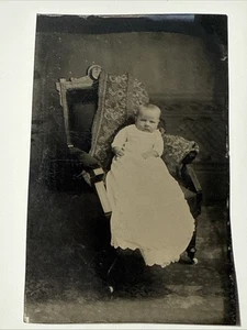 Kleinkind Baby langes Taufkleid eleganter Stuhl antik 1870er Farbfoto Vintage - Bild 1 von 12