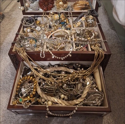 4.85KG Job Lot Of COSTUME JEWELLERY From HOUSE CLEARANCES AUCTIONS With BOX  - Image 1 of 4
