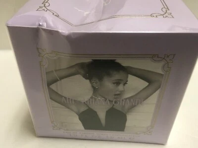 Ariana Grande Ari Mujer 1.0oz Edp Spray Nueva Caja está abollada Foto 1 de 4