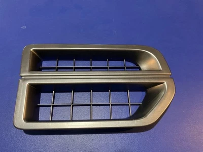 Land Rover LR3 05-09 Fender Vent Air Intake Grille insert Silver JAK000065MMM - Image 1 of 4