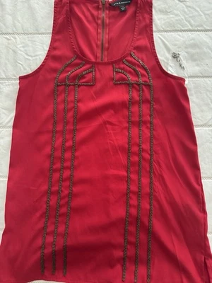 Camiseta sin mangas Rock & Republic roja satinada con cuentas de latón cremallera trasera talla XS Foto 1 de 4