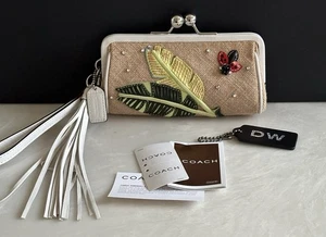 NUEVO CON ETIQUETAS ESTUCHE DE VIDRIO COACH PAJA KISSLOCK MOTIVO DE HOJA Y PEDRERÍA LADYBUG S7A51 - Imagen 1 de 24