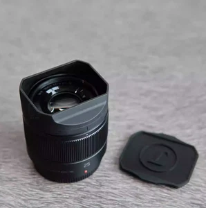 Paraluce fotocamera in resina con cover per Panasonic Lumix G 25 mm f/1.7 ASPH paraluce - Foto 1 di 4