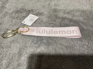 PORTACHIAVI LULULEMON MAI PERSO ROSA BEATO/AVORIO CHIARO NUOVO CON ETICHETTE! - Foto 1 di 12