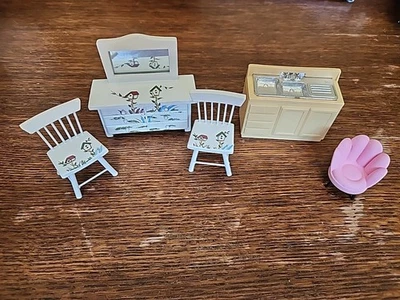 Madera miniatura para casa de muñecas: tocador, 2 sillas. Plástico: fregadero de cocina, sofá. Foto 1 de 4