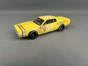 Custom Action Maßstab 1:24 1974 Dick Brooks #32 Simoniz Dodge Charger - Bild 1 von 9